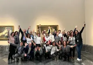 Fotografía de familia con los jóvenes de la Fundación Prodis y voluntarios de AXA que participaron en el Museo del Prado (Fuente: Fundación Prodis)