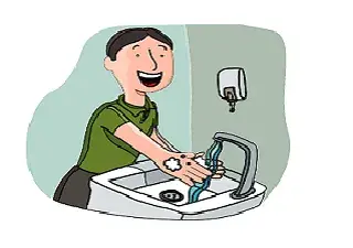 Un joven lavándose las manos en un grifo