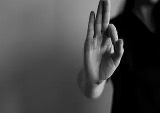 Una persona hablando con lengua de signos (Fuente: CNSE)