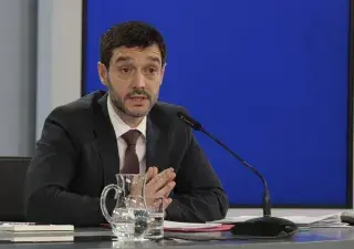 El ministro Pablo Bustinduy dando a conocer el proyecto de la Ley de Familias