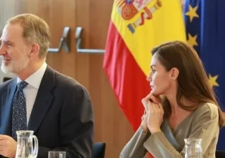 Los Reyes durante una reunión, con las banderas de España y de la Unión Europea de Fondo