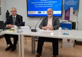 José Pérez Tirado y Luis Cayo Pérez Bueno en la Conferencia