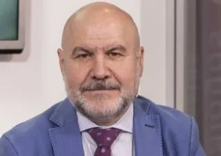 Luis Cayo Pérez Bueno posando para una foto trajeado