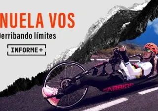 artel promocional del documental Manuela Vos: Derribando límites. En la parte izquierda aparece el título en letras grandes naranjas sobre fondo gris, acompañado del texto “Derribando límites” y un recuadro con la inscripción “INFORME+”. A la derecha, una persona practica ciclismo adaptado en una bicicleta de mano (handbike) sobre una carretera de montaña. El fondo combina una imagen en blanco y negro de montañas nevadas con un recorte en color del paisaje y la carretera. Logo de Movistar+