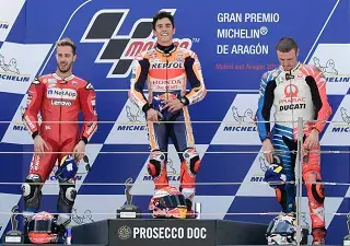 Los tres ganadores de esta carrera en el podio