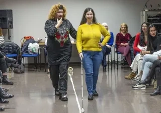 Mujer ciega durante el ensayo para el desfile
