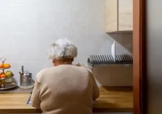 Una mujer mayor, sola en su casa
