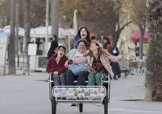 Una secuencia de la serie FÁCIL, con sus protagonistas, entre ellas Natalia de Molina y Anna Castillo