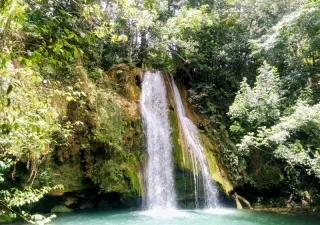 fotografía de naturaleza, una cascada cayendo en un lago