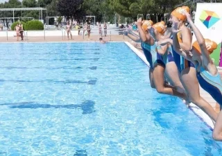 Niñas tirándose a la piscina por una acción solidaria