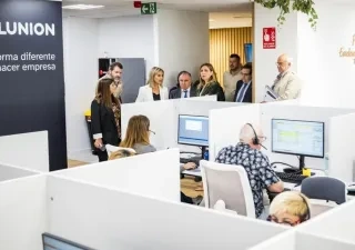 La alcaldesa de Alcorcón observa una de las estancias de las nuevas oficinas de ILUNION Contact Center en la localidad