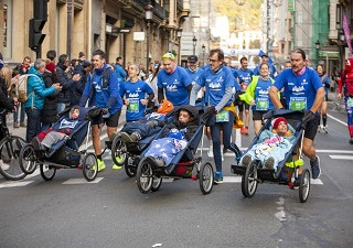 Un momento de la Zurich Maratón San Sebastián, con algunos de sus corredores, entre los que se encontraban los que sufren ataxia telangiectasia (Fuente: Xavier d’Arquer (Doblestudio) - Aefat)