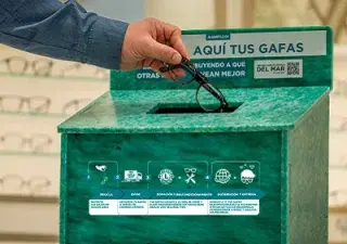 Una de la urnas urilizada para depositar las gafas usadas en una de las ópticas de ALAIN AFFLELOU, que luego las reacondicionan para a ONG Lions Club Internaciona (Fuente: ALAIN AFFLELOU)