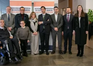 Foto en el photocall de los miembros de entidades representantes que acudieron al evento