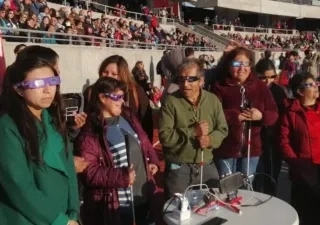 Personas siguiendo el eclipse de Chile en 2019 