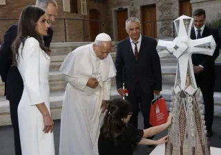 El Papa León XIV viendo como Valetina le enseña la réplica junto a los Reyes de España