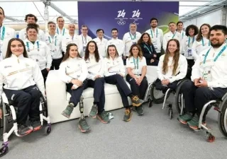 El equipo español junto a Bustinduy y Uribes en la villa paralímpica