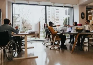 Persona con discapacidad en una oficina