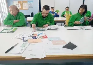 Personas con discapacidad intelectual en uno de los talleres en los que se les forma sobre su derecho al voto (Fuente: Plena Inclusión)