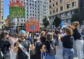 Concentración en la Plaza de Callao de Madrid con actividades de lengua de signos (Fuente: Servimedia)