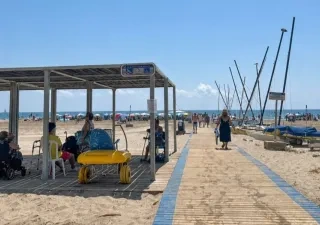Una playa con un punto de accesibilidad para personas con discapacidad
