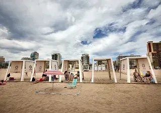Vista de la zona adaptada de la playa Norte de Gandia, donde se han mejorado las instalaciones. Fotografía de Natxo Francés.