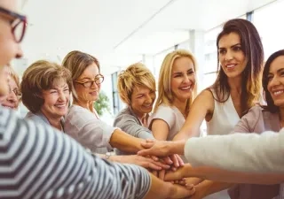 Imagen de varias mujeres juntando sus manos enviada por la fundación Roviralta sobre su proyecto Preparadas para el empleo