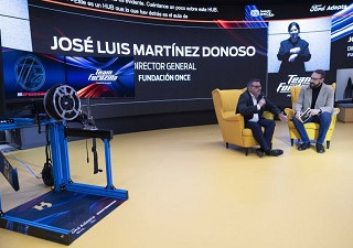 Momento de la presentación del Simulador Ford Adapta de Team Fordzilla, con José Luis Martínez Donoso y Cristóbal Rosaleny