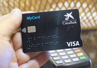 Imágen de una tarjeta MyCard de CaixaBank, con sistema Braille