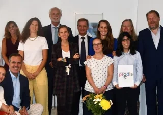 Representantes de Fundaicón Prodis, de empresas colaboradoras y de familias de personas que reciben la ayuda del programa, dentro del piso durante la visita oficial de inauguración