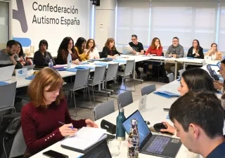 Reunión de los creadores del proyecto en una sala, todos con sus ordenadore