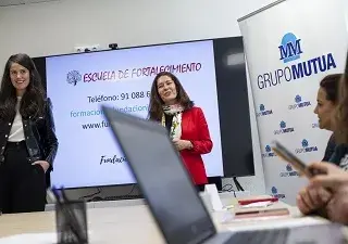 Voluntarias del Grupo Mutua Madrileña impartiendo formación en la Escuela de Fortalecimiento de la Fundación Integra (Fuente: Fundación Integra)