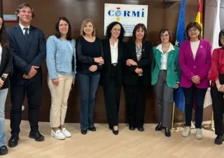Un grupo de parlamentarios junto a representantes de Cermi y la Fundación Cermi Mujeres