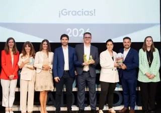 Recogida de premios por parte de los ganadores en una foto grupal de los representantes de las entidades galardonadas con los organizadores