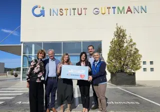 representantes de ambas entidades en las puertas del hospital cerrando el acuerdo