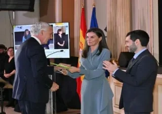 La Reina Letizia y Pablo Bustinduy saludando a un hombre