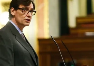 Salvador Illa durante en el estrado del congreso