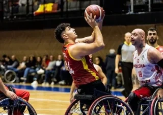 Pincho Ortega intenta encestar en el partido entre España y Polonia