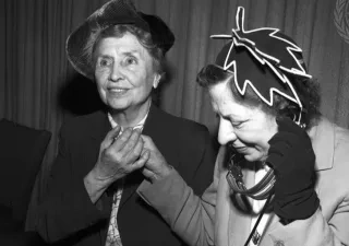 La escritora Helen Keller (izquierda) visitó la sede de la ONU en Nueva York en 1949 junto a su secretaria, Polly Thompson, quien actuó como intérprete para ella
