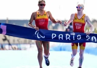Susana Rodríguez (derecha) y Sara Pérez entran en la meta como ganadoras del triatlón en los Juegos Paralímpicos de París 2024