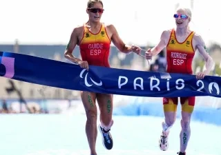 Susana Rodríguez (derecha) y Sara Pérez entran en la meta como ganadoras del triatlón en los Juegos Paralímpicos de París 2024