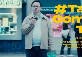 #TanComoTú spot de la campaña en el que se ve a un hombre con síndrome de Down caminando por la calle comiendo un bollo tranquilamente