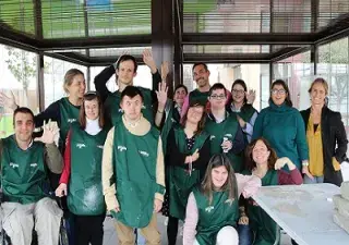 El artista Jacinto de Manuel con alumnos y voluntarios, en el 3º taller del programa CapacitArte (Fuente: Fundación Villacisneros)