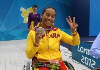 Teresa Perales con una medalla que acaba de ganar