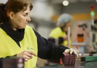 Una trabajadora de ILUNON Facility Services realiza funciones de copacking