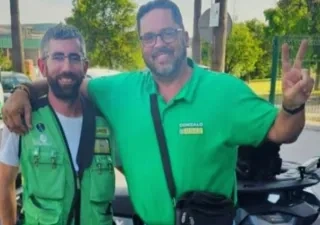 Gonzalo Sánchez junto a un compañero, al fondo el quad