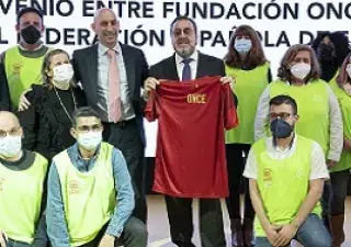 Momento en que Luis Rubiales y Miguel Carballeda, firman el convenio y regalan al segundo una camiseta