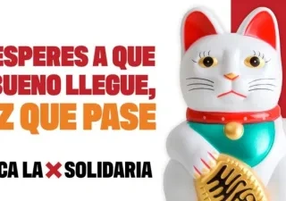 Imagen con fondo blanco y rojo en la que aparece un maneki-neko (gato de la suerte japonés) blanco con detalles rojos, verdes y dorados, levantando una pata. A la izquierda se lee el texto en mayúsculas: “NO ESPERES A QUE LO BUENO LLEGUE, HAZ QUE PASE. MARCA LA X SOLIDARIA”.