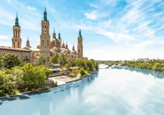 basílica junto a un rio