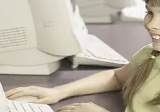 Una niña ante un ordenador